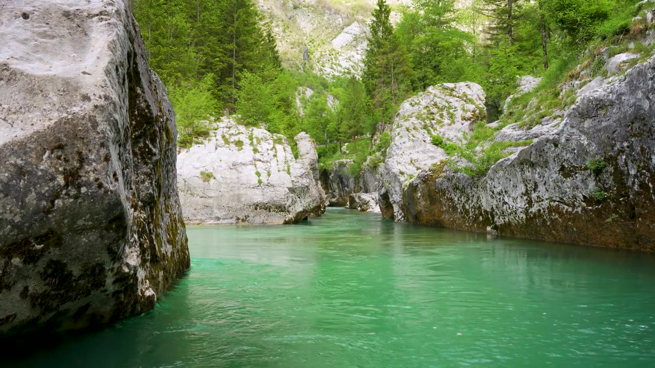 Fiume color smeraldo che scorre attraverso la Gola della Soča in Slovenia.
