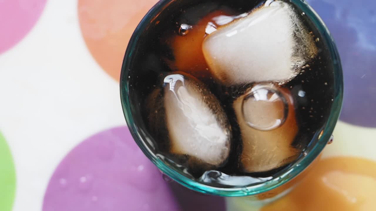 soda helada en un vaso de color azul