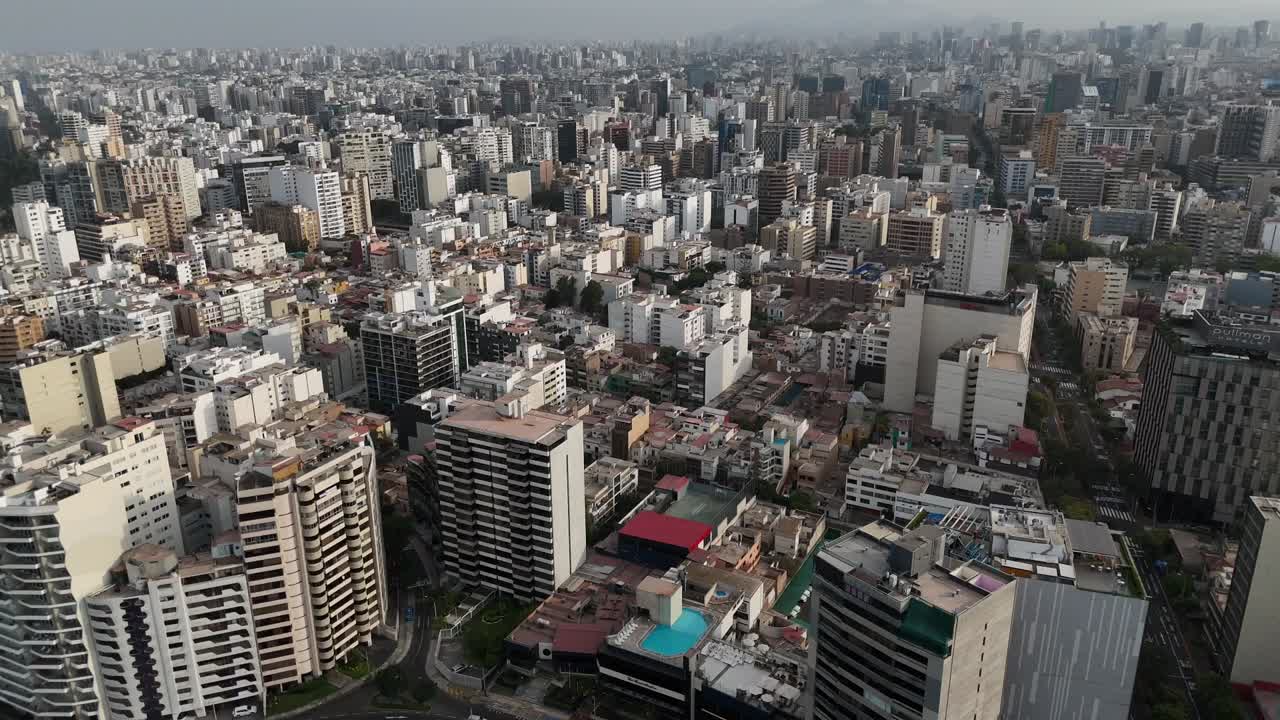 imágenes aéreas de la mañana del horizonte de lima, la capital de perú en américa del sur, miraflores, chorrillos, barranco, malecón y los acantilados de miraflores.
