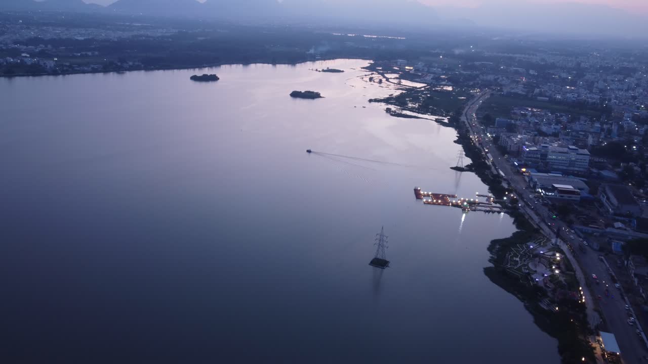 코바이 호수, 코임바투르 시의 해가 지는 모습, 대기 오염으로 인해 흐릿한 하늘 아래, 타밀나두, 인도