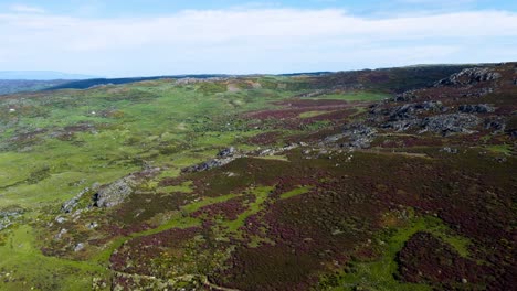 Luftpanoramablick-Auf-Die-Berglandschaft-Der-Sierra-Segundera