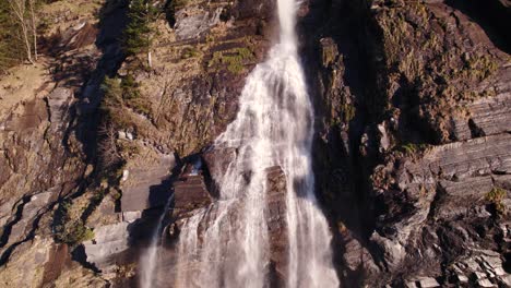 imágenes aéreas de drones levantando una pintoresca cascada en grindelwald en los alpes suizos