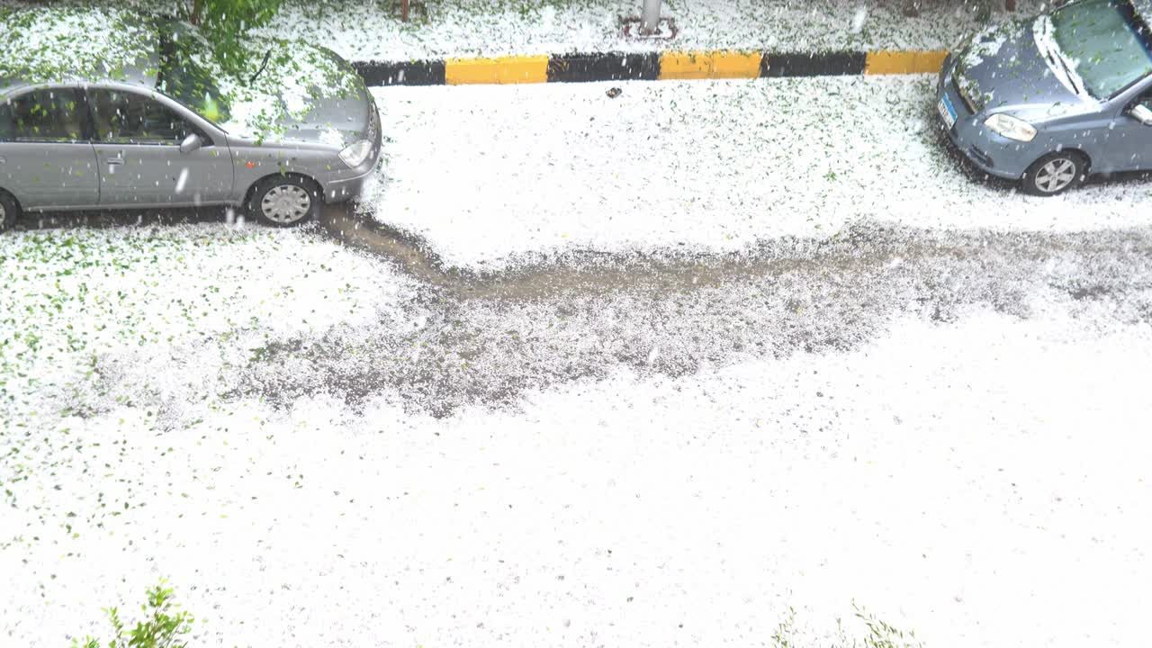 허르가다에는 눈과 우박이 떨어졌습니다.