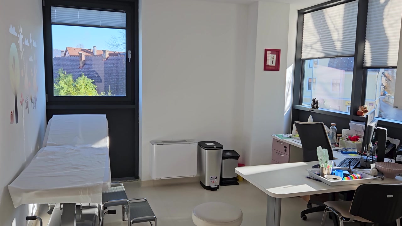 Clínica Médica Pediátrica y Sala de Examen con Equipamiento Médico Moderno. Plano general