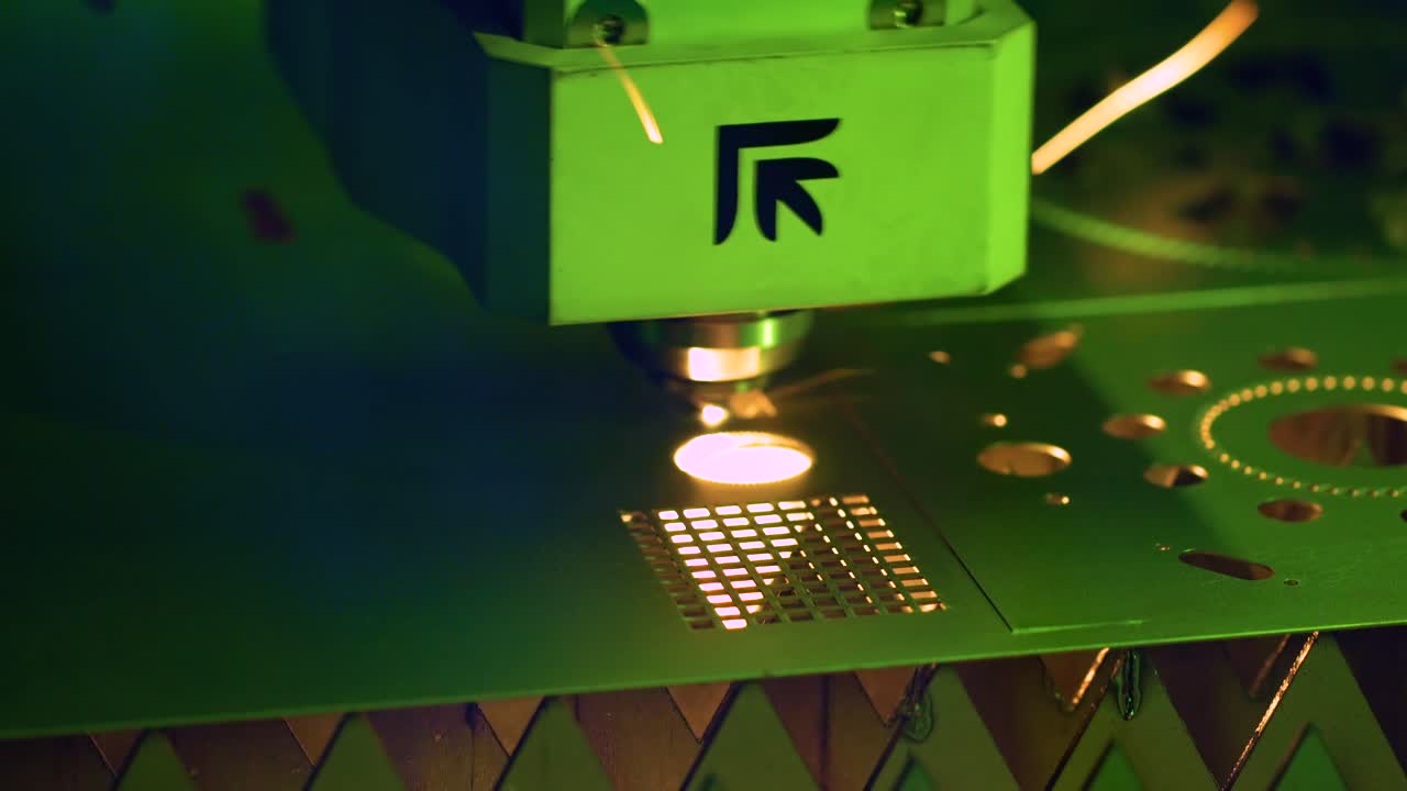 corte láser cnc de metal, tecnología industrial moderna.