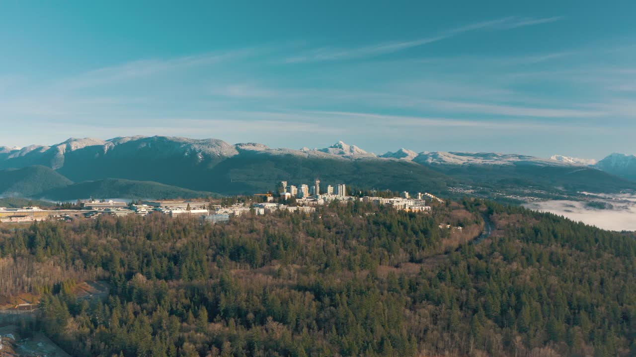 vista aérea de la universidad simon fraser en una colina y montañas en el fondo en columbia británica, canadá