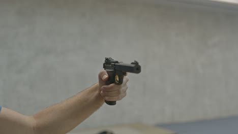 tirador con un arma de mal funcionamiento gira el cañón de alcance y la creación de una situación peligrosa