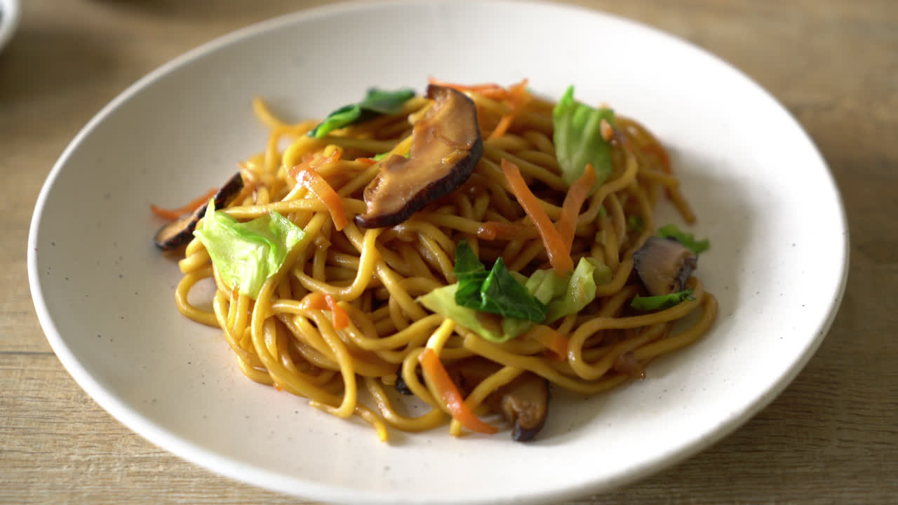 fideos yakisoba salteados con vegetales