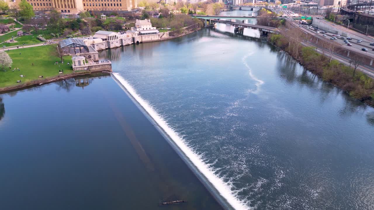 교외에서 시내로, 필라델피아 시내로 가는 비행기를 공개합니다.