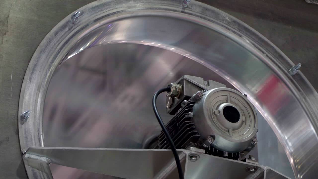 큰 산업 팬의 회전