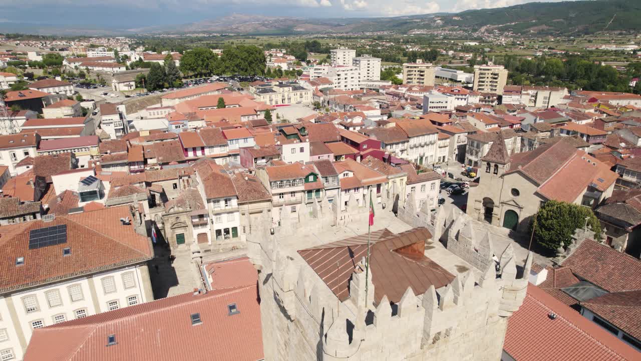 aéreo volando hacia adelante pasando por la torre del castillo sobre los edificios del centro histórico, chaves