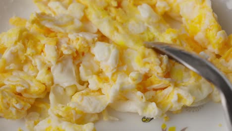 primer plano de huevo revuelto en el plato para el desayuno