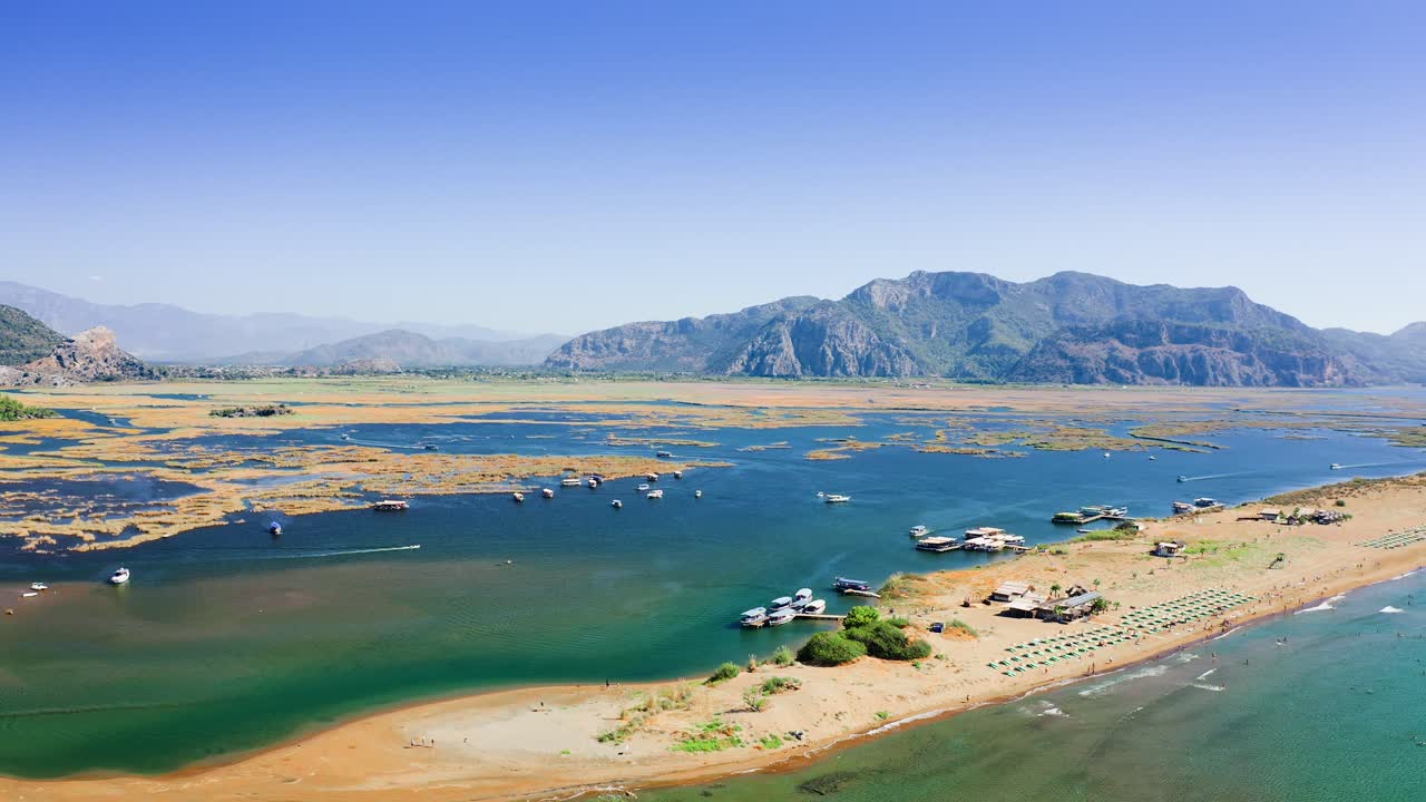 터키의 지중해 관광 휴양지인 이즈투주 해변과 달얀 강 계곡의 아름다운 전망