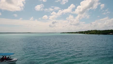 Drohne-Fliegt-Zwischen-Palmen-Zum-Wunderschönen-Blauen-Ozean,-Riviera-Maya,-Mexiko