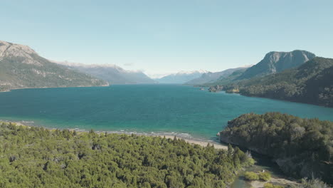 Increíble-Vista-Aérea-De-Un-Lago-Claro-Al-Pie-De-Una-Cordillera-Gigante-En-Argentina