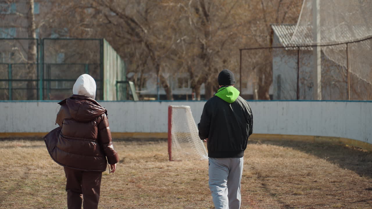 목표를 향해 나아가는 아시아인 동료들, 도시 환경에서 공동의 목표와 절제된 협력을 통해 시골을 함께 나아가는 백인 지인들