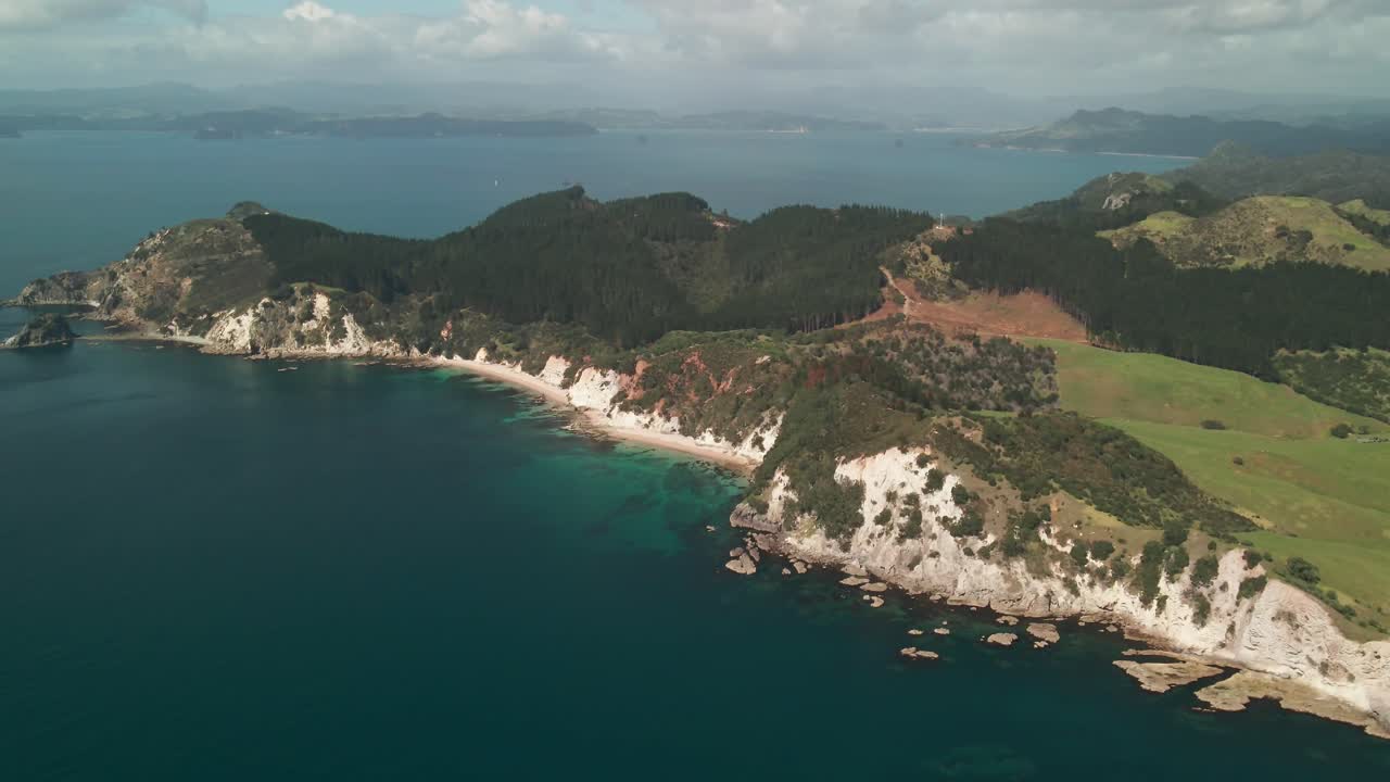 바위 절벽의 해안선을 따라 비행