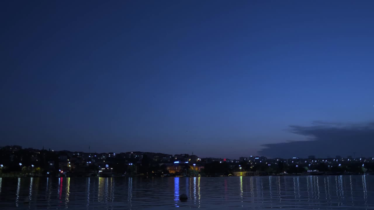 어두운 파란 하늘 색으로 밤에 이스탄불 도시의 야간 풍경과 해양 풍경