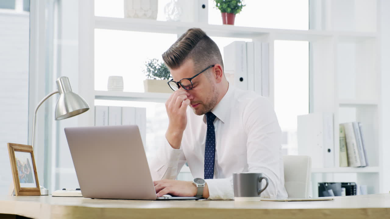일 하는 동안 피곤 해 보이는 젊은 사업가