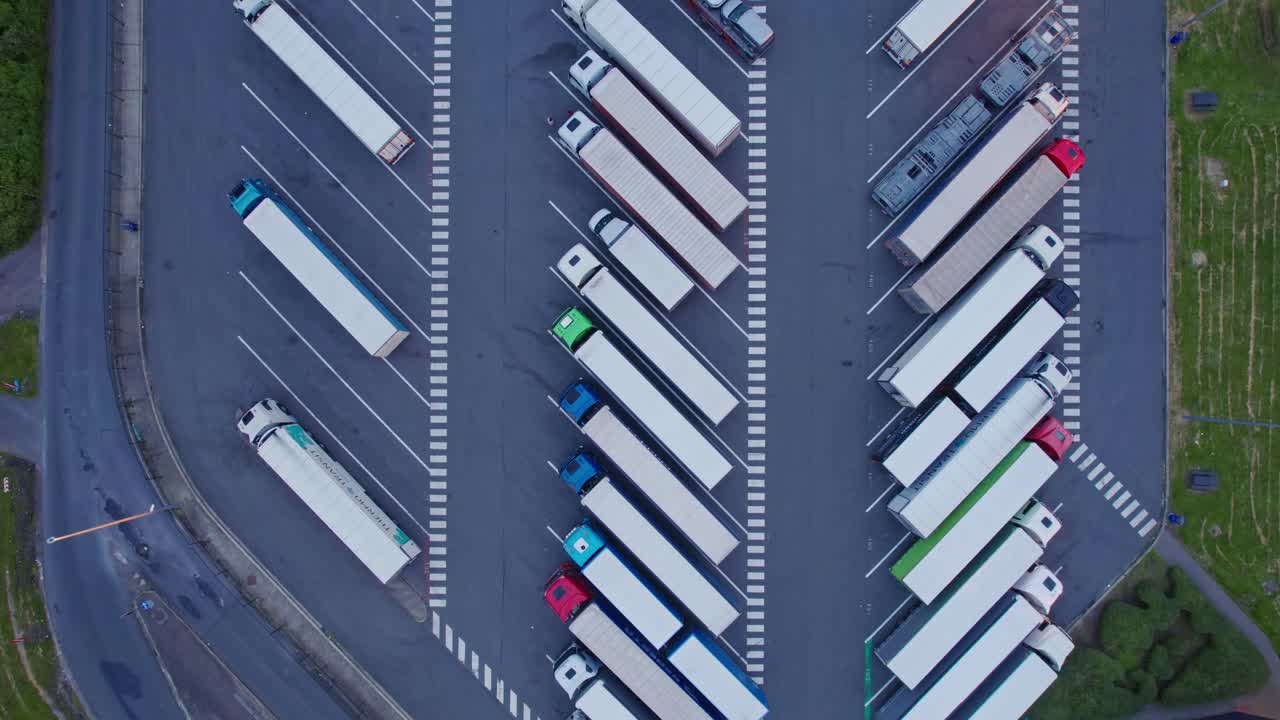 벨기에 의 고속도로 근처 에 있는 주차장 에 주차 된 트럭 들 의 공중 사진