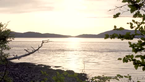 Aguas-De-Mar-Iluminadas-Por-El-Sol-Al-Amanecer-Desde-El-Parque-De-Washington-En-Anacortes,-Estados-Unidos