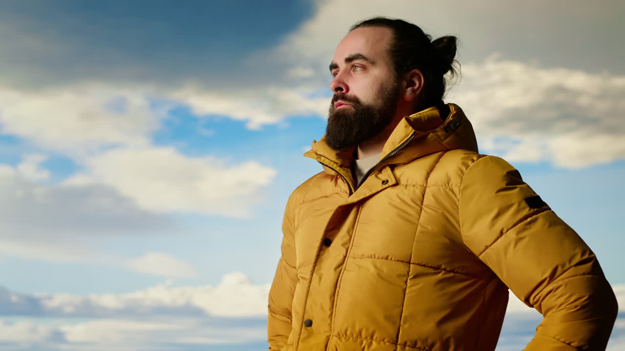 el amante de la naturaleza se encuentra al borde de una cordillera impresionante.