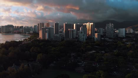 Drohnenaufnahmen-Aus-Der-Luft-Von-Honolulu,-Hawaii