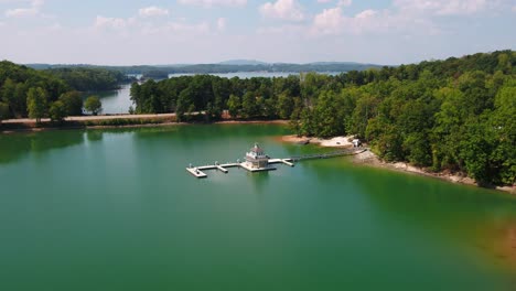 Cooler-Leuchtturm-Treibstoff--Und-Ausrüstungsladen-Auf-Der-Insel-Lake-Lanier.