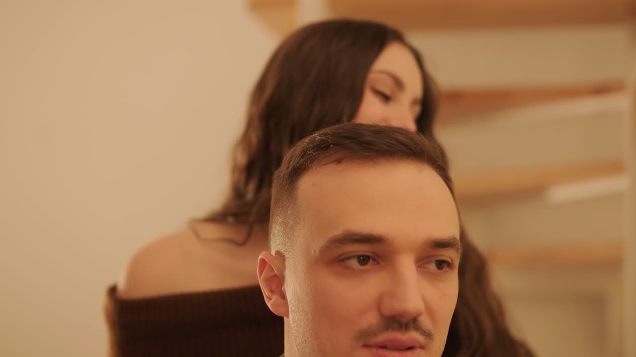 사랑하는 부부는 집에서 시간을 보내고 있습니다.