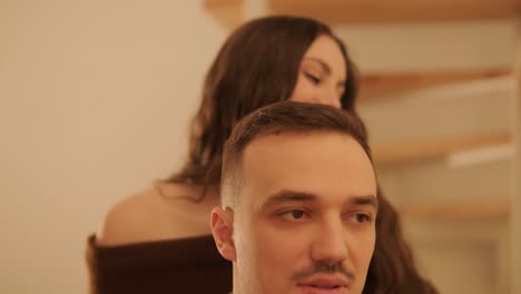 una pareja enamorada está pasando tiempo en casa.