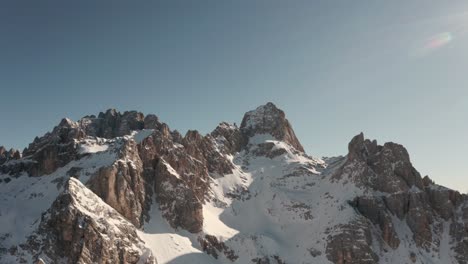 Aufsteigende,-Kreisende-Drohne-Schoss-über-Zerklüftete,-Schneebedeckte-Gipfel