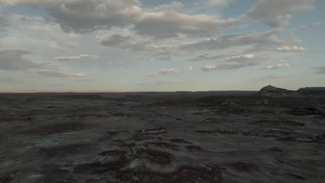 Karges-Wüstenwildnisgebiet,-Das-Bei-Sonnenuntergang-Durch-Wind--Und-Wassererosion-Entstanden-Ist---Panorama-Luftaufnahme