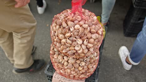 Riesige-Plastiktüte-Mit-Schalentieren-Auf-Dem-Lokalen-Markt,-Nahaufnahme