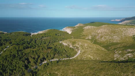 Malerische-Strandbucht-Mit-üppigen-Grünen-Hügeln,-Klarem-Türkisfarbenem-Meerwasser-Und-Weißem-Sand