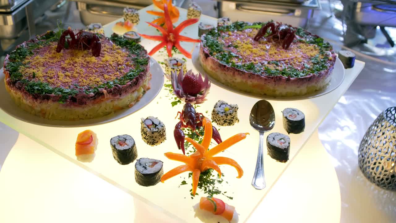 línea de buffet de almuerzo y cena.