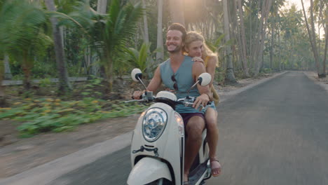 Pareja-De-Viajes-Montando-Motocicleta-En-Una-Isla-Tropical-Explorando-Un-Hermoso-Destino-De-Viaje-Divirtiéndose-En-Scooter