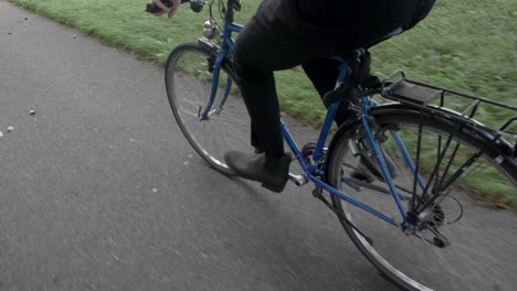 Mujer-En-Bicicleta-Por-La-Carretera-En-Un-Típico-Campo-De-Pueblo-Holandés