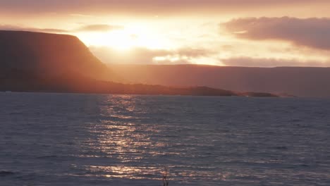 Ein-Wunderschöner-Sonnenuntergang-über-Dem-See