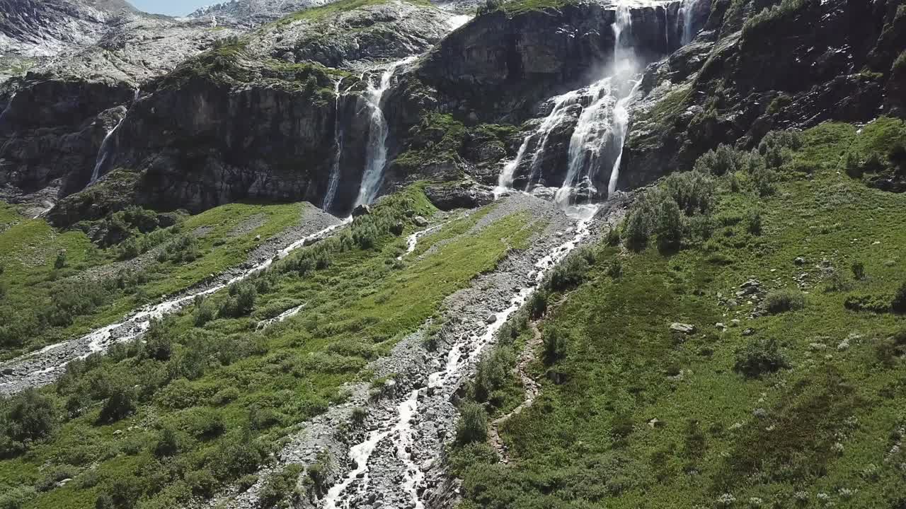Paisaje de cascadas de montaña