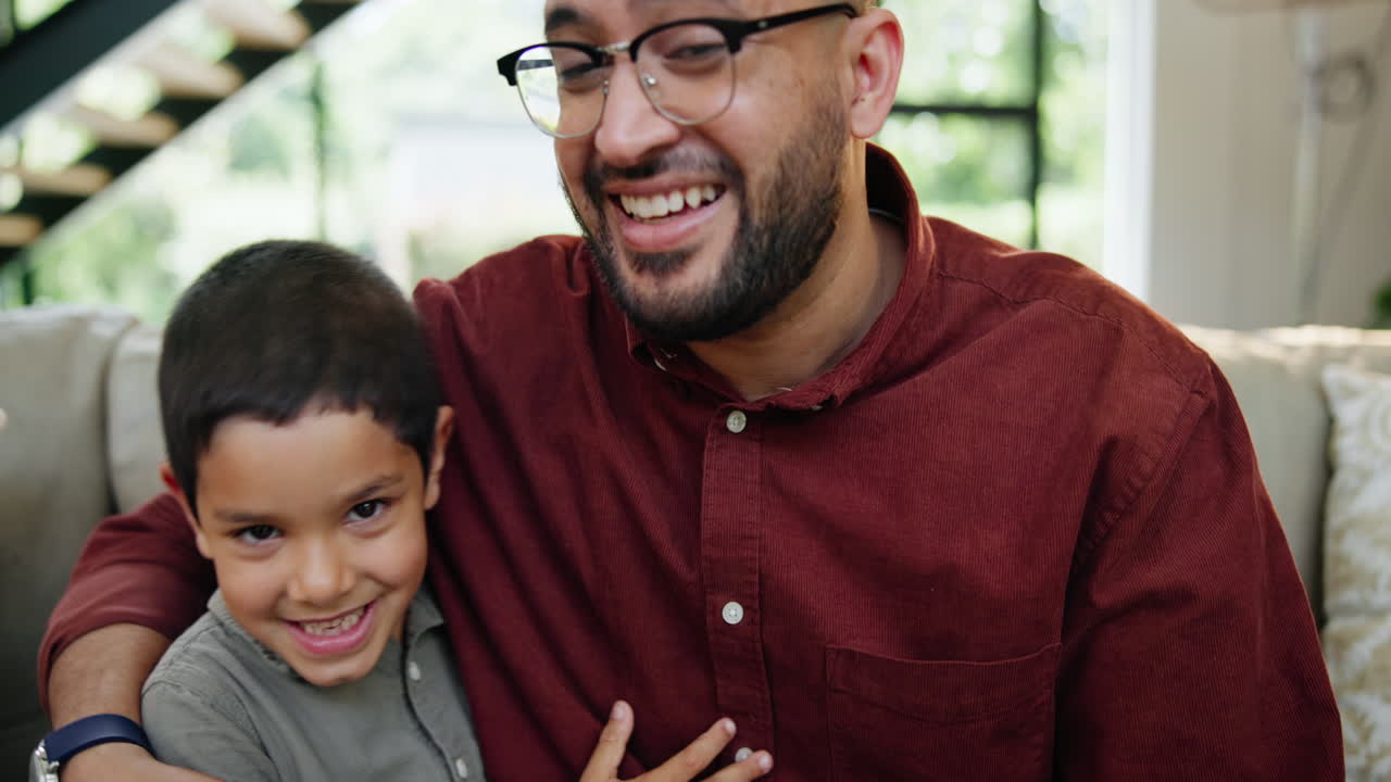 padre e hijo riendo juntos