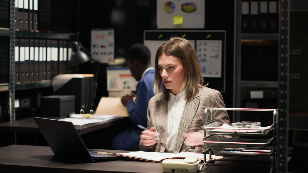 donna che lavora in ufficio