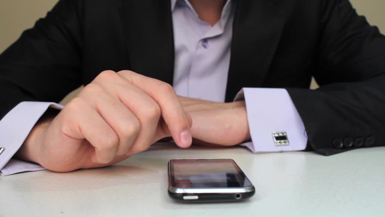 hombre de negocios usando teléfono móvil 6