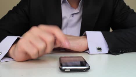 hombre de negocios usando teléfono móvil 6