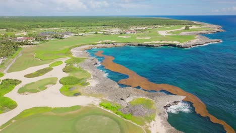 Antena-Sobre-El-Impresionante-Campo-De-Golf-Corales-En-La-Pintoresca-Costa-Caribeña