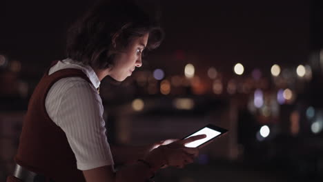 Mujer,-Tableta-Y-Balcón-Por-La-Noche-En-La-Ciudad.