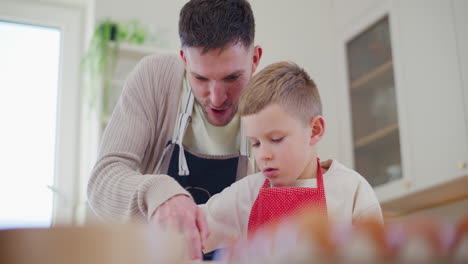 niño ayuda mientras hornea pan en la cocina