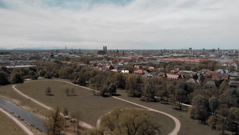 antena de jardín inglés, vuelo de drones sobre jardín inglés, munich, jardín público río en münchen, baviera, alemania