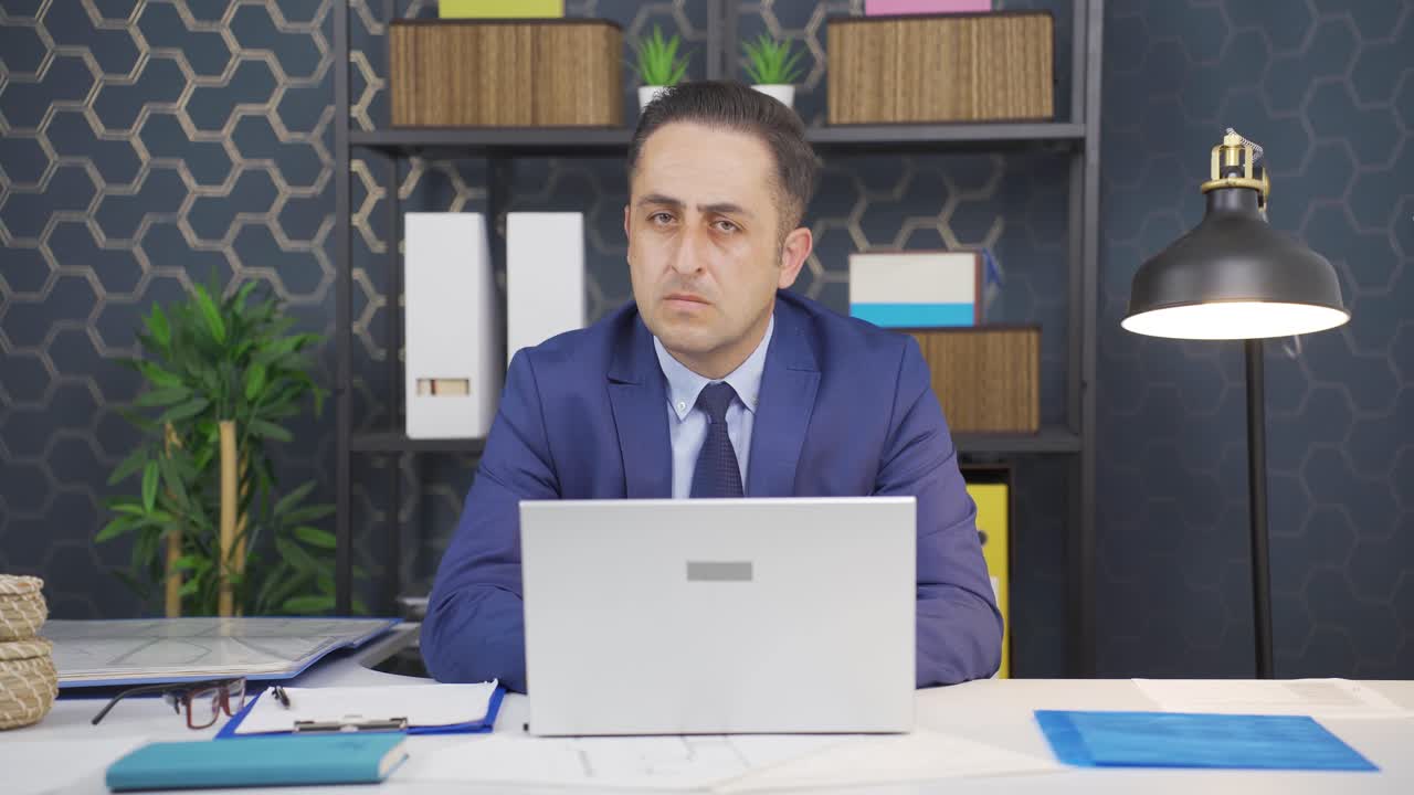 Uomo d'affari che fa cenno di no alla telecamera