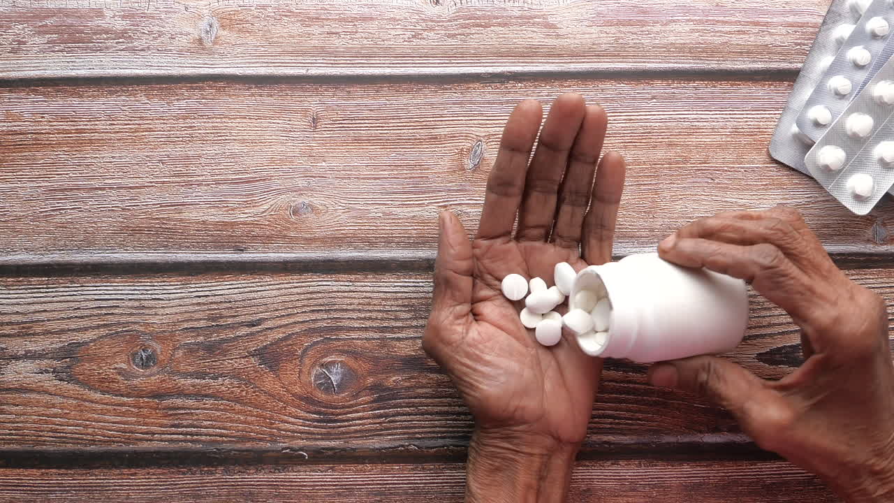 Persona Anziana che Assume Farmaci