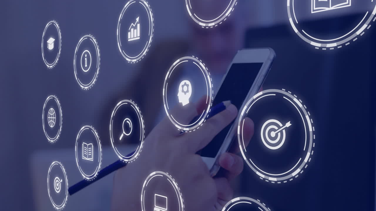 анимация икон и обработка данных над кавказской бизнесменкой с помощью смартфона.